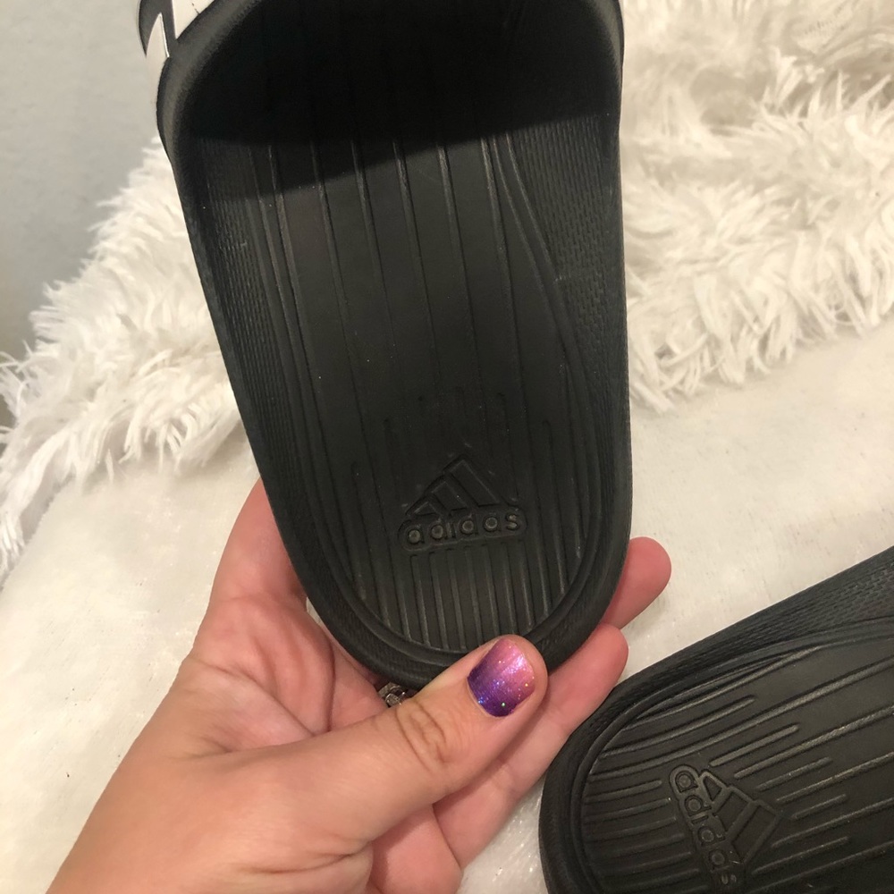 Adidas Slides fit like a youth size 5 - Picture 4 of 6